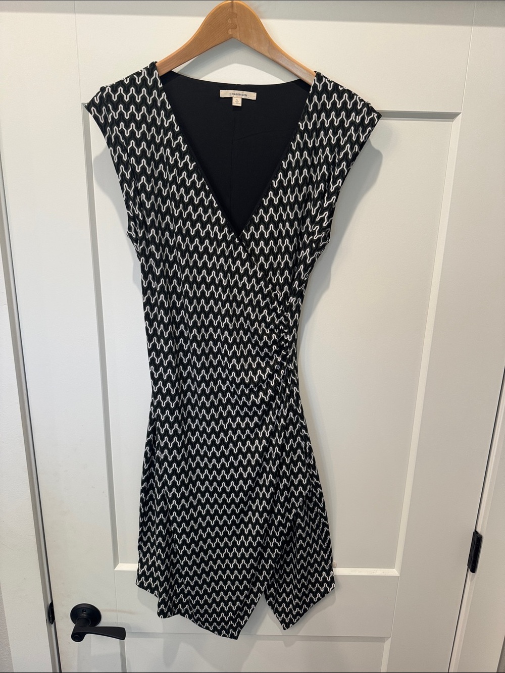 41 Hawthorn Black & White V-Neck Wave Pattern Midi Dress